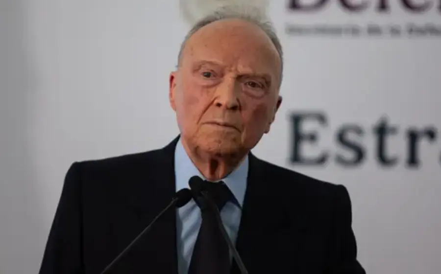 Alejandro Gertz Manero en un retrato oficial, previo a su comparecencia ante la Comisión Permanente para su posible ratificación como embajador en Gran Bretaña.