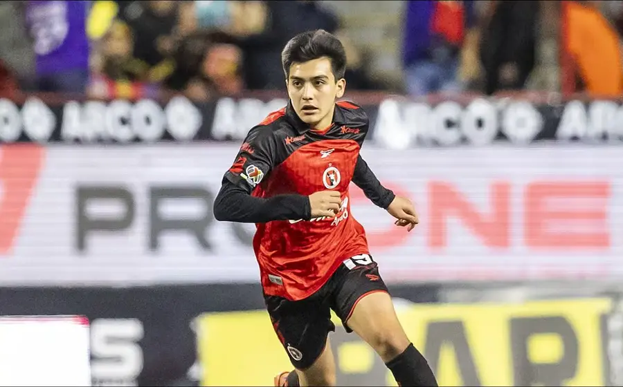 El futbolista juvenil Gilberto Mora, cuyo valor en el mercado ha aumentado significativamente, en una fotografía de perfil para el periódico.
