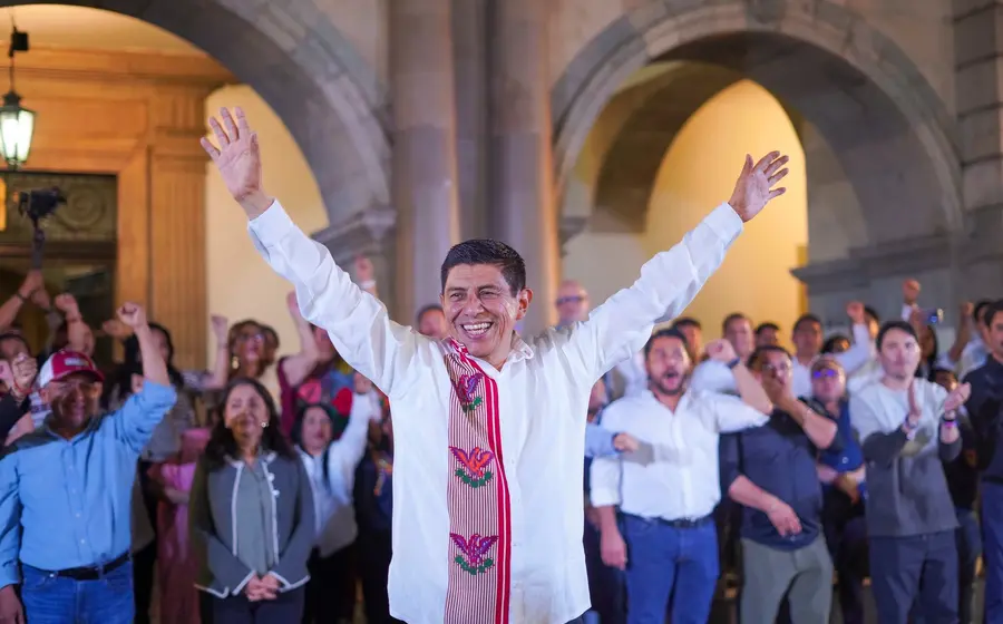 El gobernador de Oaxaca celebra su virtual triunfo en las elecciones, el cual sería ratificado con el respaldo de casi 624 mil votos.