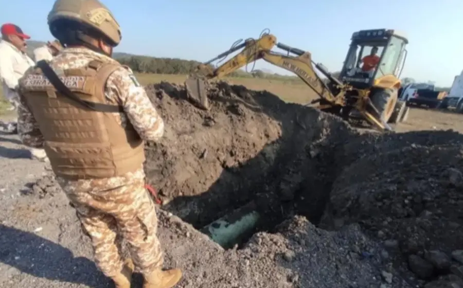 Una toma clandestina utilizada para el robo de combustible, conocida como huachicol, descubierta durante un operativo de Pemex contra este delito.