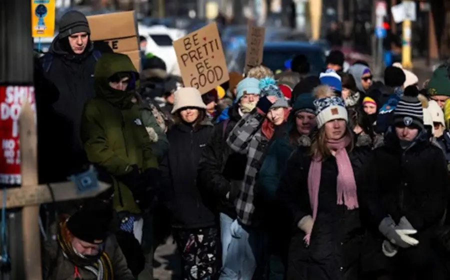 Un grupo de manifestantes se congrega en una calle de Mineápolis, Estados Unidos, durante una protesta ciudadana.