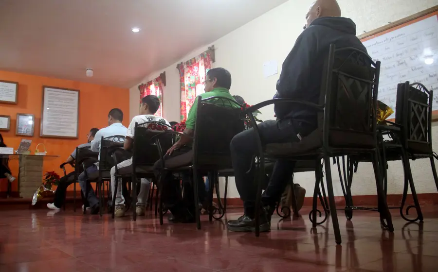 Personas reunidas en un círculo durante una sesión de grupo de ayuda, un recurso vital que salva vidas al ofrecer apoyo contra la depresión.
