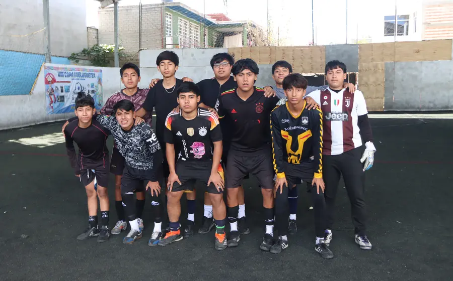 El equipo de futbol Guadalupanos posa para la foto tras obtener el segundo lugar en el torneo de Día de Reyes.