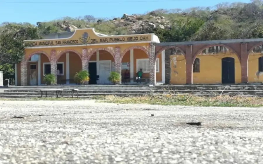 Un grupo de once personas de la comunidad de Pueblo Viejo controla el acceso vehicular como parte de su denuncia por abandono oficial.