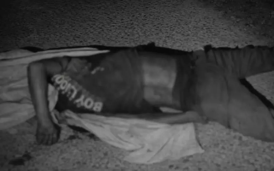El cuerpo de un hombre sin vida, envuelto completamente en sábanas, fue hallado en la vía pública de Juchitán de Zaragoza, Oaxaca.