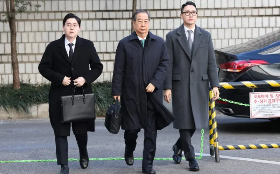 El exprimer ministro surcoreano, Han Duck-soo, en el centro de la imagen, quien fue sentenciado a 23 años de prisión.