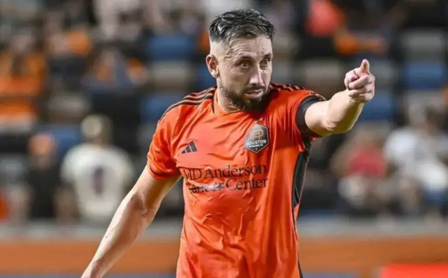 El futbolista mexicano Héctor Herrera posa con el uniforme de su equipo, el Houston Dynamo, durante su regreso a los entrenamientos del club.