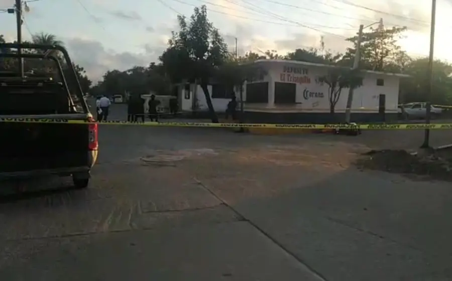 La policía investiga la escena del crimen donde un hombre fue asesinado a balazos en Tehuantepec después de oponerse a un asalto.