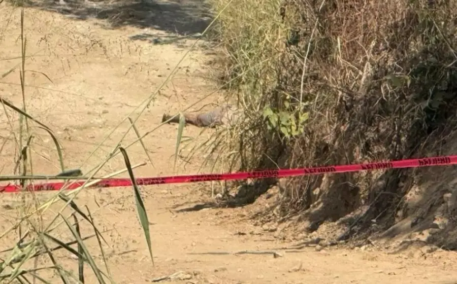 El cuerpo de un hombre de 30 años, asesinado a balazos, es hallado en el camino que conduce al río en Pinotepa Nacional.