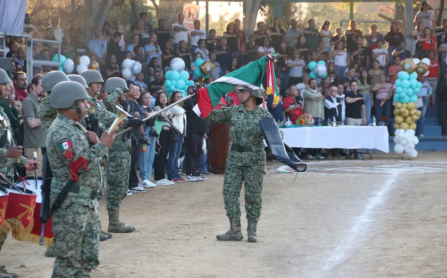 Ceremonia cívica realizando los honores al Lábaro Patrio durante la inauguración de la LMA, como parte del tributo a 'Buru'.