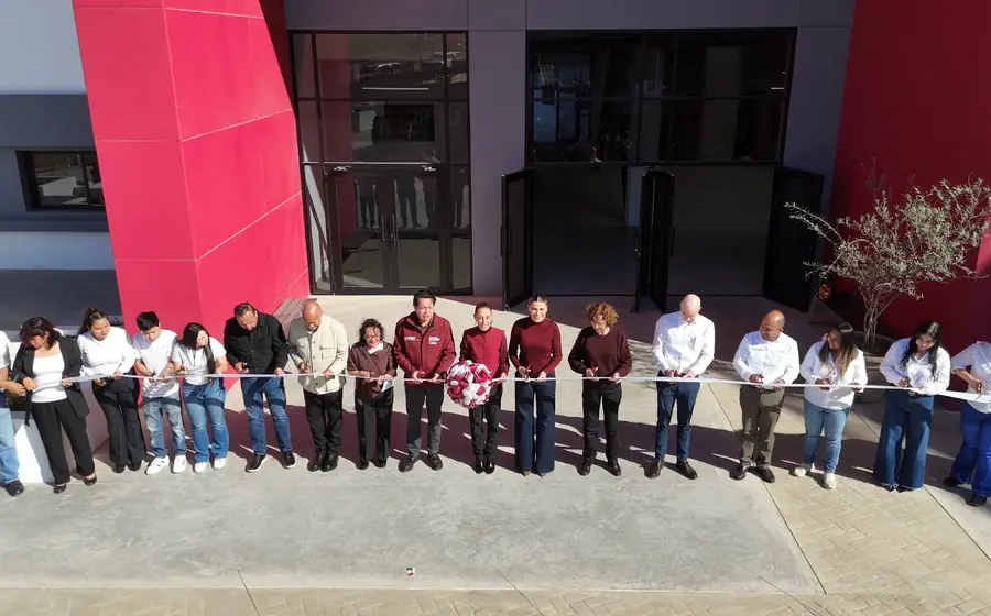 Vista del nuevo edificio de la Universidad Nacional en Tijuana durante su inauguración, un plantel que albergará a 2,594 estudiantes.