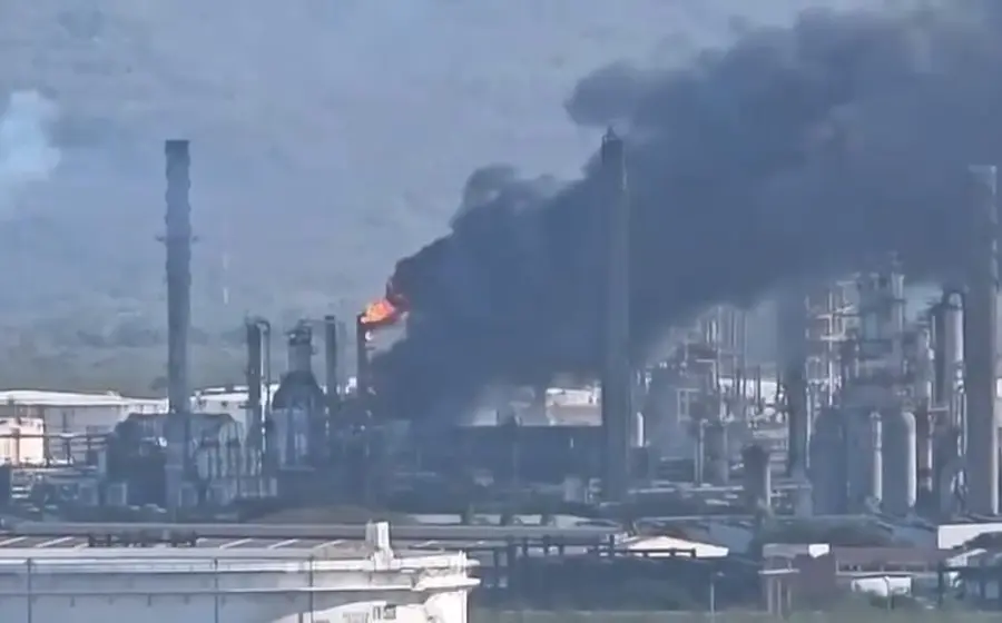 El incendio ocurrido en la planta Hidros 1 de la refinería de Petróleos Mexicanos (Pemex) en Salina Cruz, Oaxaca, tras un flamazo.