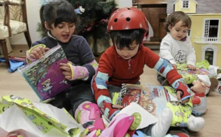 La mirada inocente de un niño sirve como un espejo que expone las profundas desigualdades sociales del mundo en una fecha especial.