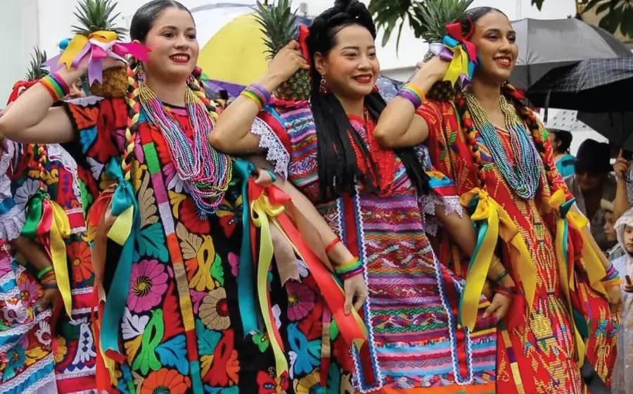Miembros de la comunidad oaxaqueña defienden su cultura y la Guelaguetza ante la condena del INPI por su apropiación indebida.