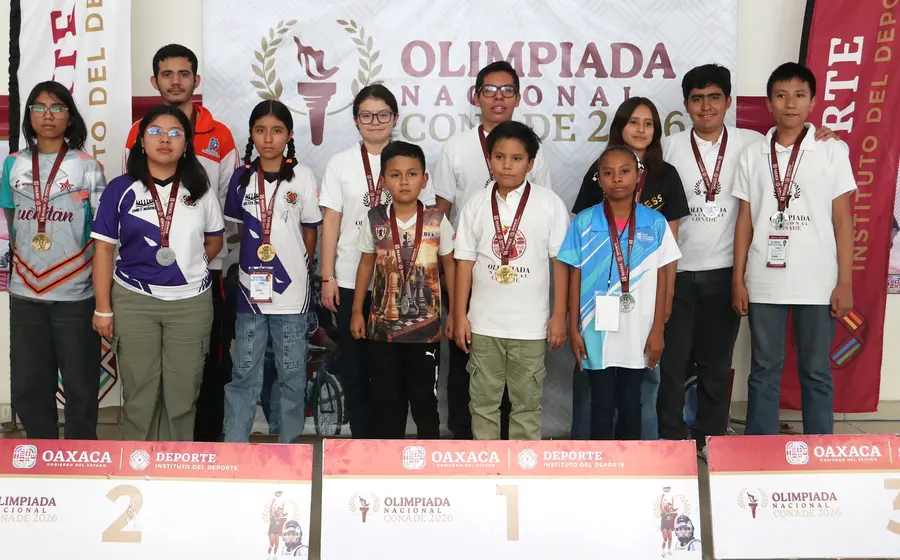 Los 12 integrantes de la selección de ajedrez de Oaxaca posan juntos para una foto durante la ceremonia de premiación del torneo.