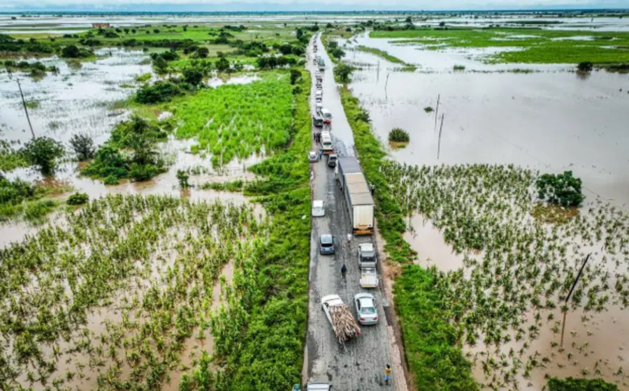 Imagen de las devastadoras inundaciones en el sur de Mozambique, donde las fuertes lluvias han provocado el desplazamiento de miles de personas.