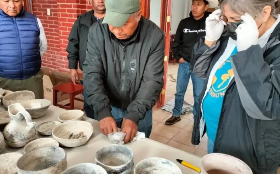 El equipo de investigadores que realizó el hallazgo de la ofrenda funeraria con oro y el símbolo de Ehécatl en la Mixteca.