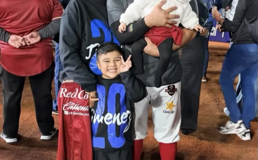 El pitcher oaxaqueño Isaac Jiménez posa para una fotografía junto a su esposa y sus dos hijos en un retrato familiar.