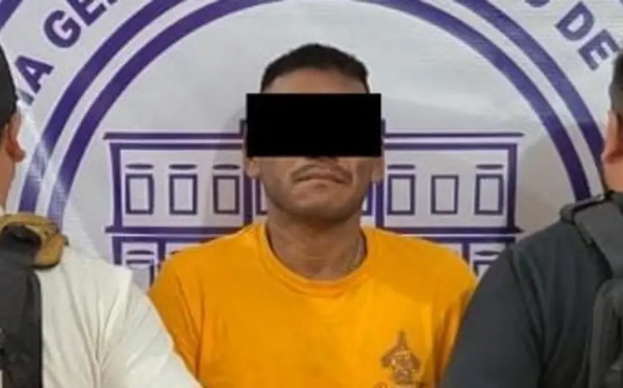 Iván Adrián G.L. es fotografiado después de ser detenido por las autoridades, acusado del delito de tentativa de feminicidio en contra de su esposa.