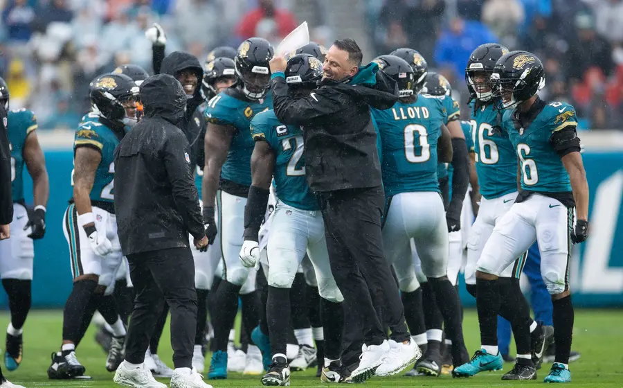 Los Jaguares de Jacksonville celebran su victoria y campeonato divisional tras aplastar 41-7 a los Titanes de Tennessee en la Semana 18 de la NFL.