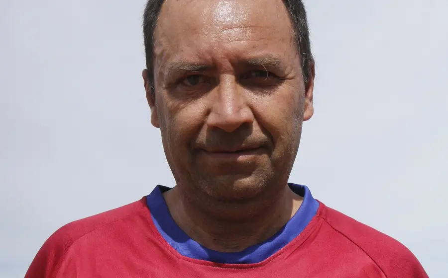 Jaime Fernández Mirón, descrito como un enamorado del fútbol, en una fotografía que captura su vida dedicada a los balones y los sueños.