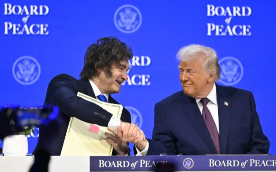 El presidente argentino Javier Milei presenta una propuesta a Donald Trump durante su encuentro en el Foro Económico Mundial de Davos.