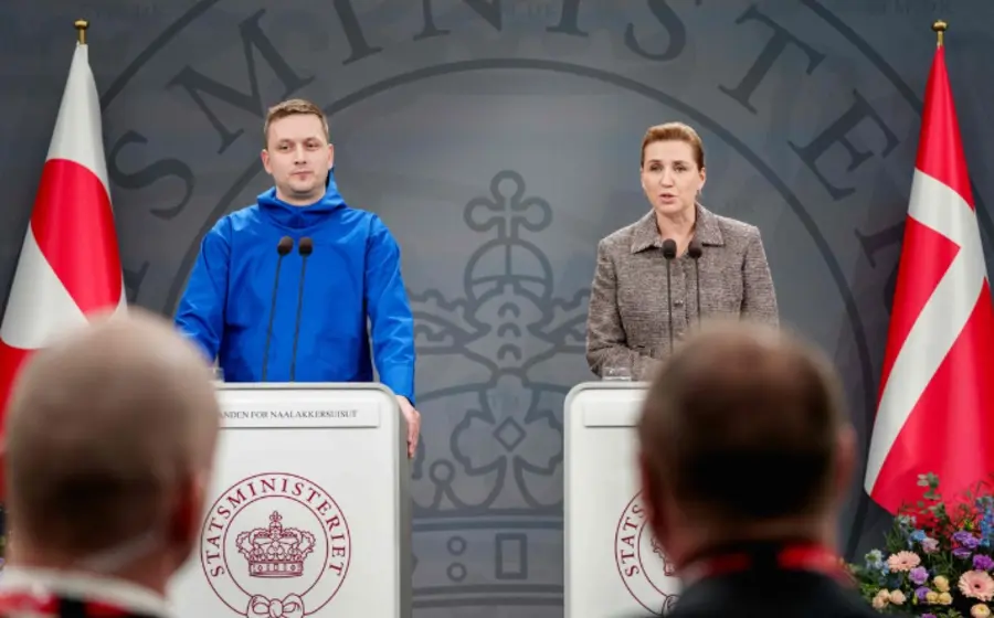 Jens-Frederik Nielsen, jefe de Gobierno de Groenlandia, junto a Mette Frederiksen, primera ministra de Dinamarca, durante una reunión política bilateral.