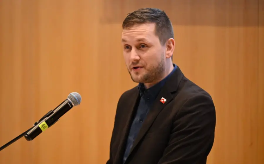 Retrato de Jens-Frederik Nielsen, el Primer Ministro de Groenlandia, en el contexto de la noticia sobre el preacuerdo entre Estados Unidos y la OTAN.