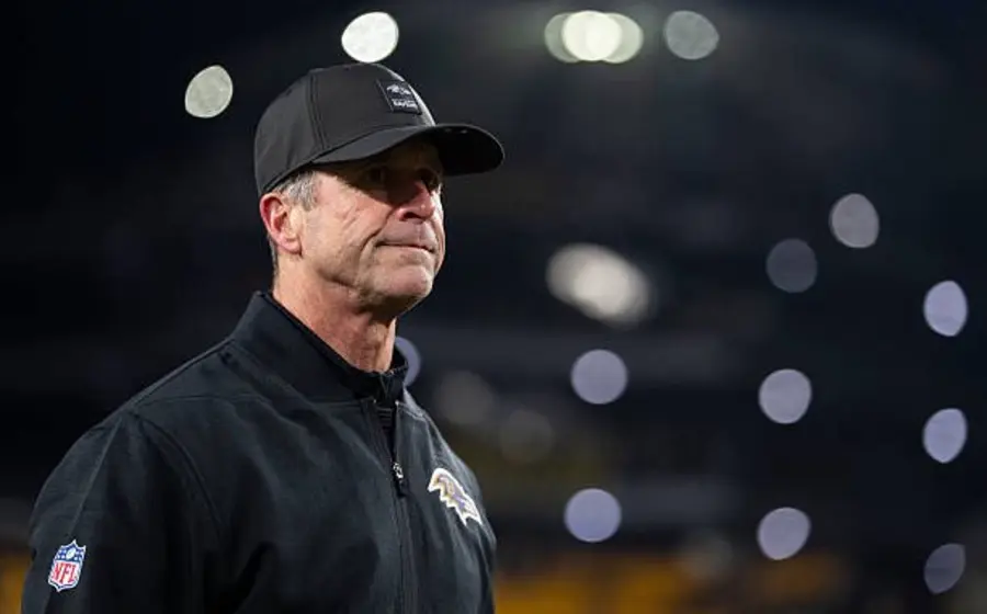 John Harbaugh, quien fue despedido como entrenador en jefe de los Cuervos de Baltimore, en una fotografía de archivo del equipo.