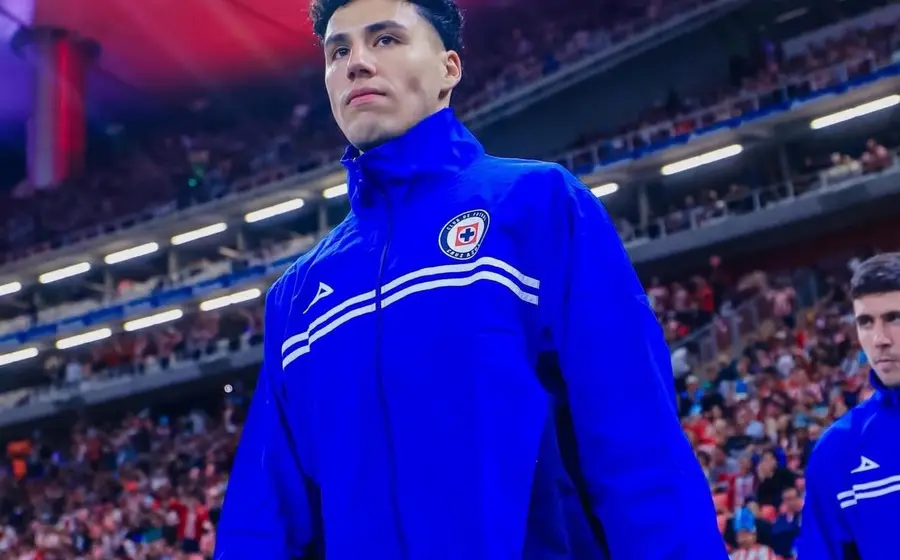 El futbolista mexicano Jorge Sánchez, quien tiene una oferta para jugar en Europa, es fotografiado durante un partido de futbol.