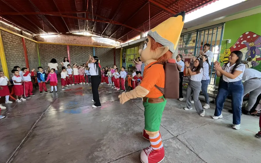 El personaje 'Betín Sabetín' participa en una jornada educativa para promover hábitos de alimentación saludable entre los niños y niñas asistentes.