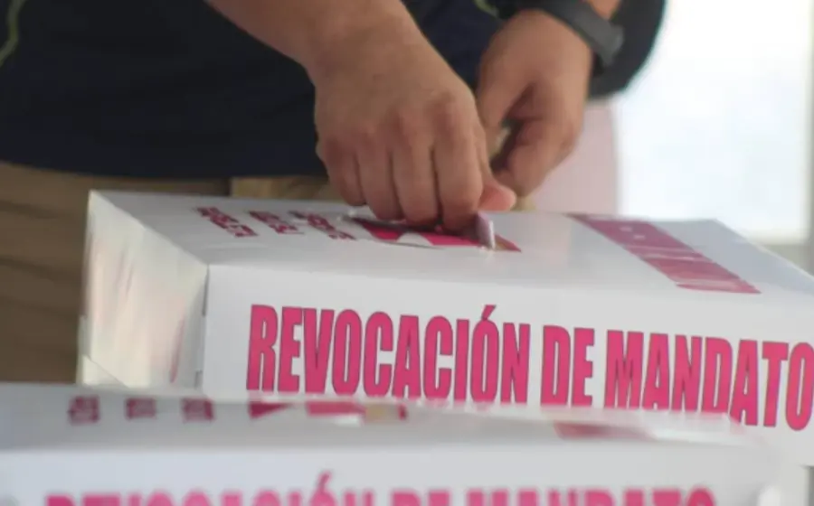 Una casilla electoral con poca afluencia de votantes durante la jornada de la consulta popular del domingo, un ejercicio democrático de baja participación.