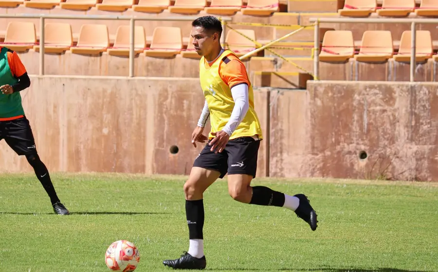 El futbolista Juan Esqueda, delantero del equipo Alebrijes de Oaxaca, posa para la cámara anunciando su regreso al club de fútbol.
