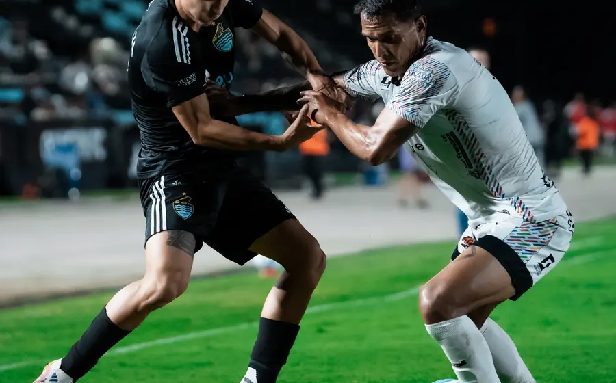 Jugadores de Alebrijes y Cancún FC en una aguerrida disputa por el balón durante el partido en el que el equipo local obtuvo su primer punto.