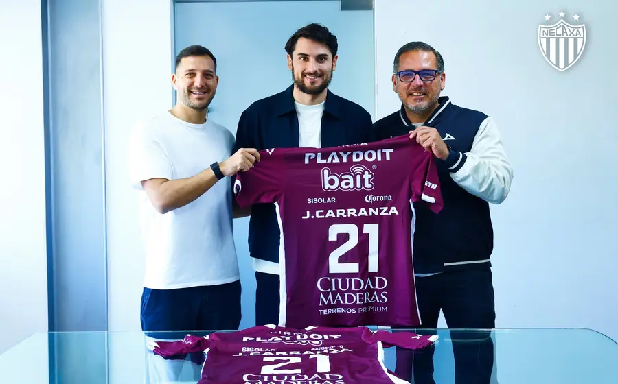 El futbolista Julián Carranza es presentado oficialmente como el nuevo refuerzo del equipo de fútbol apodado 'el rayo'.