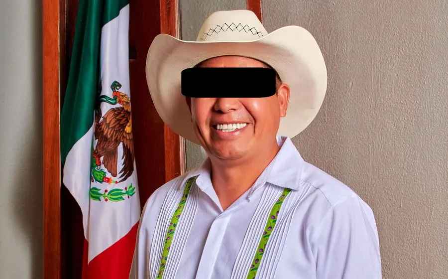 El presidente municipal de Santa María Huatulco, Julio Cárdenas, quien se encuentra bajo investigación por parte de las autoridades correspondientes.