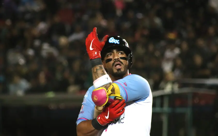 El beisbolista Juniel Querecuto del equipo Guerreros posa con su uniforme, listo para seguir demostrando su poder en la nueva temporada.
