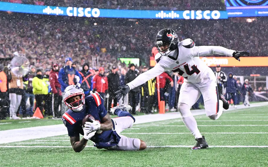 Kayshon Boutte, jugador de los Patriotas, realiza una espectacular atrapada a una mano de un pase en las diagonales contra los Texanos.