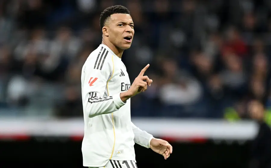 El futbolista Kylian Mbappé celebra una anotación durante un partido, consolidándose como el gran protagonista y figura del encuentro deportivo.