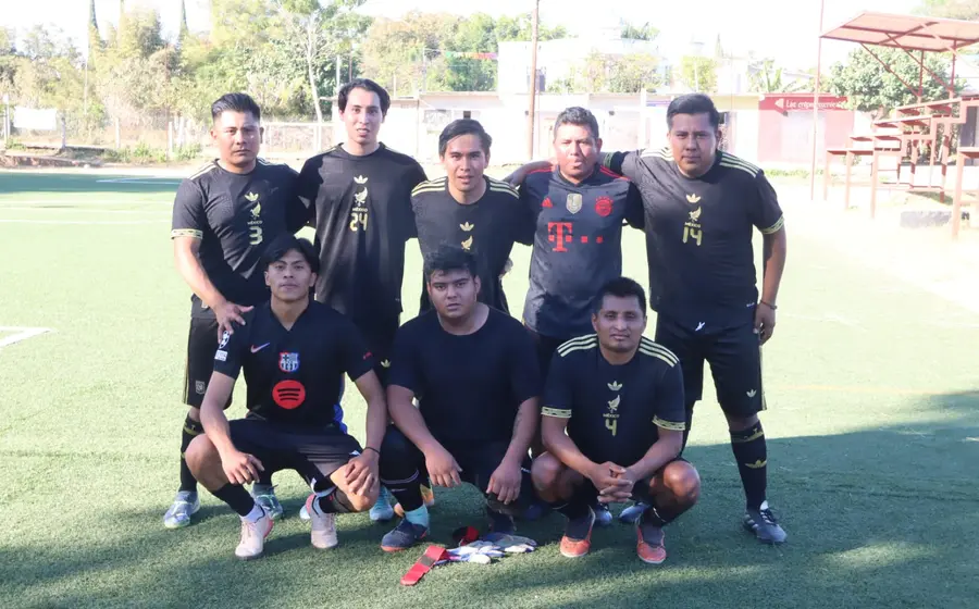 El equipo de fútbol del barrio de La Guadalupe celebra su doble triunfo al inicio del torneo, marcando un exitoso comienzo de temporada.