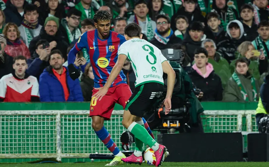 El futbolista Lamine Yamal del FC Barcelona celebra efusivamente tras anotar el segundo gol del equipo que aseguró su avance en la competición.