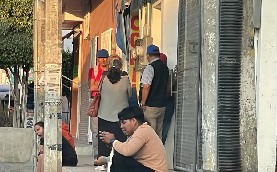 Ciudadanos forman una larga fila afuera de las oficinas del INE en Juchitán para tramitar su credencial ante la alta demanda.