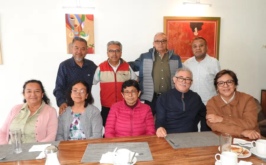 Leticia Pérez Unda, sentada a la derecha, sonríe junto a su grupo de amigos durante el festejo organizado con motivo de su cumpleaños.