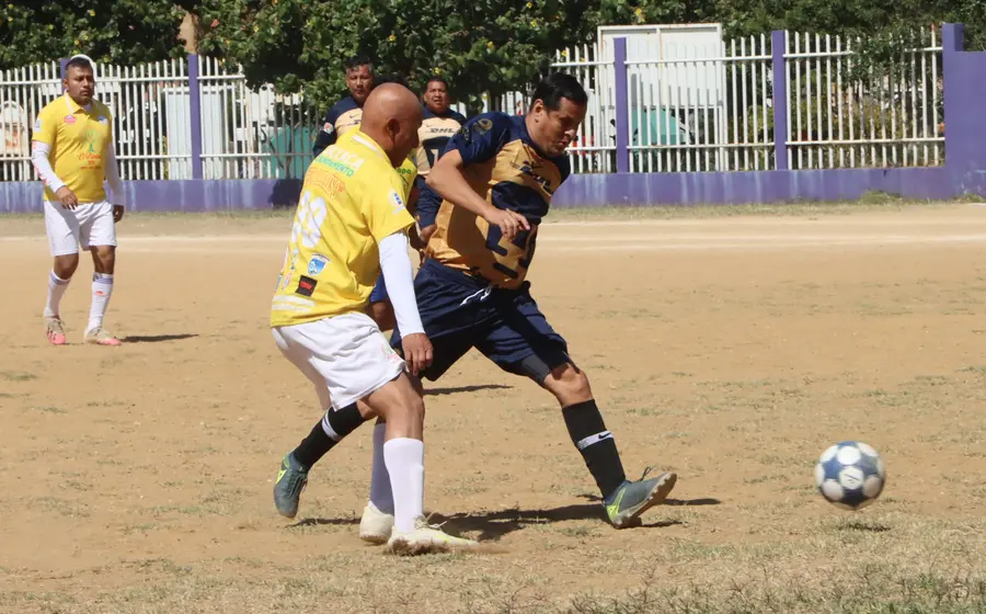 Se revive la Liga de Futbol Premier Oaxaca, un torneo que reúne a equipos conformados por jugadores veteranos de la región.