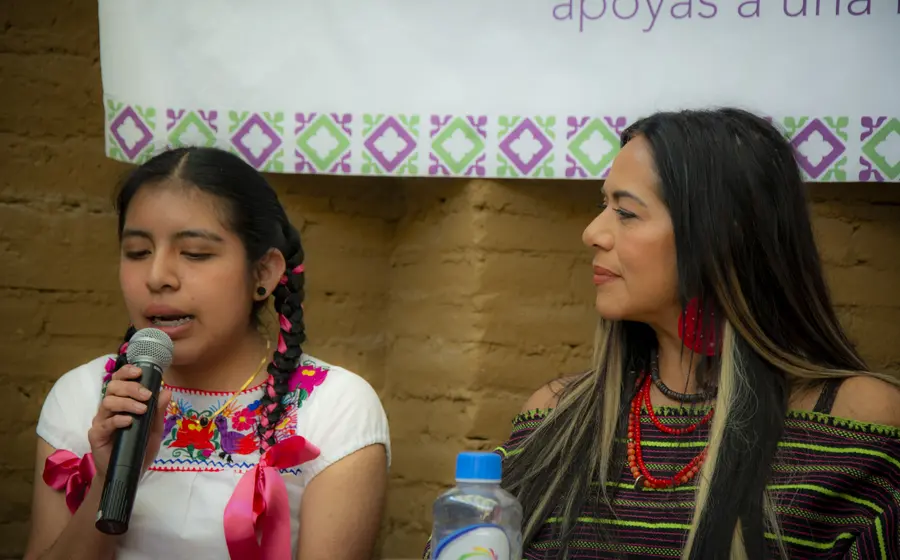 Lila Downs y el Fondo Guadalupe Musalem impulsan a jóvenes mujeres oaxaqueñas, quienes aprenden a confiar en su voz y defender sus derechos.