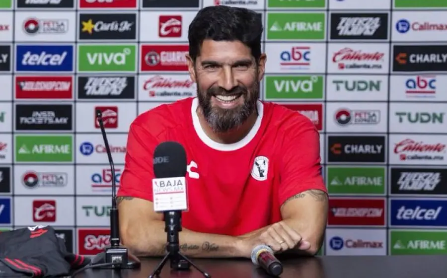 El futbolista Sebastián 'Loco' Abreu posa junto a la joven promesa mexicana, Gilberto Mora, a quien presume en Uruguay como un gran talento.