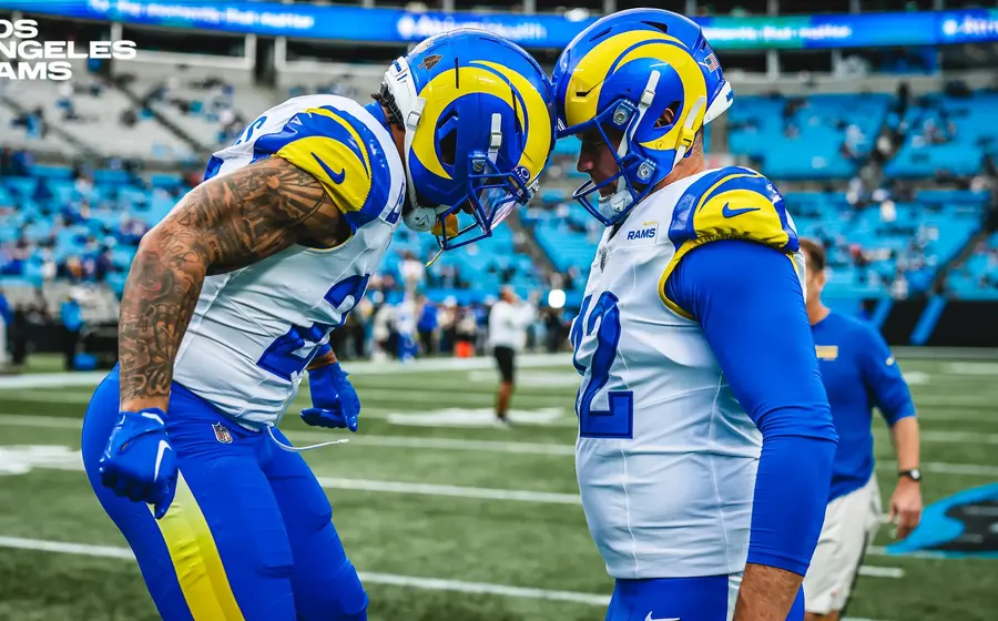 Jugadores de Los Angeles Rams en acción durante el partido de comodines de la NFL en el que derrotaron a los Carolina Panthers.