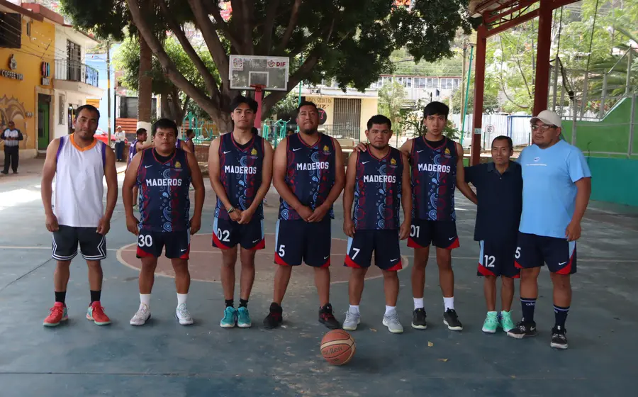 El equipo de básquet Maderos celebra su doble victoria obtenida durante la jornada dominical de la liga, tras vencer a su rival Cerrito.