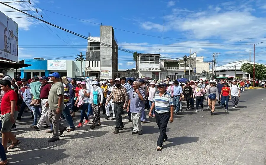 Maestros de la Sección 22 se movilizan en calles de Ixtepec para visibilizar los riesgos inherentes a la labor docente en la región.