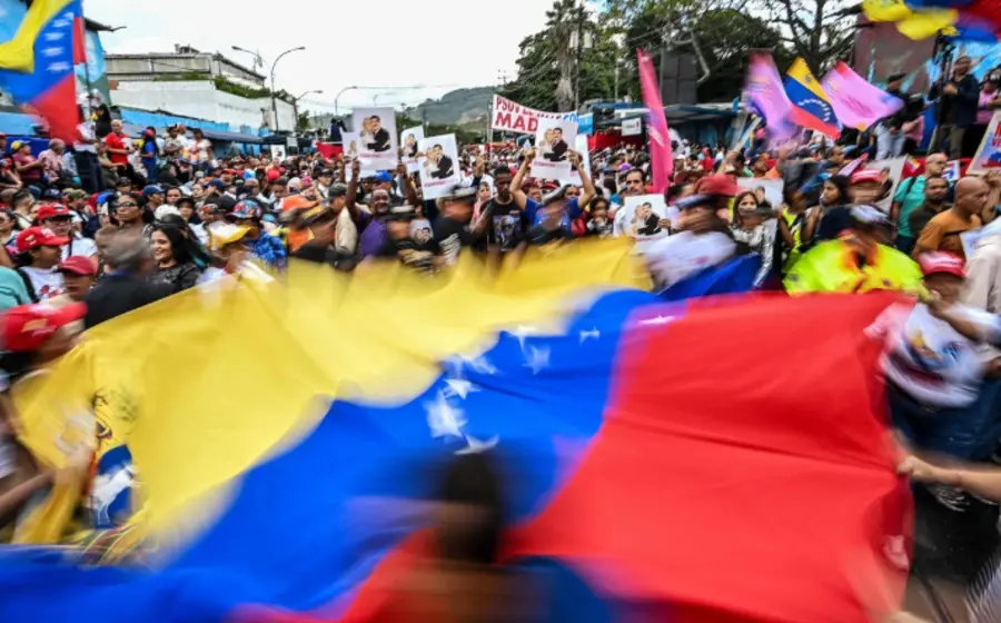 Una multitud de personas participa en una manifestación en las calles de Caracas, Venezuela, para mostrar su apoyo al presidente Nicolás Maduro.
